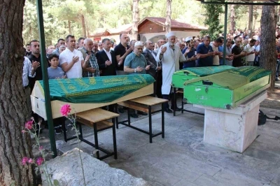 Cenaze d&ouml;n&uuml;ş&uuml; kazada hayatını kaybeden anne ve 2 oğlu son yolculuklarına uğurlandı
