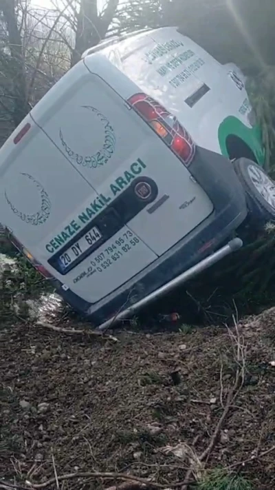 Cenaze nakil aracı kaza yaptı, ara&ccedil;taki 2 kişi yaralandı

