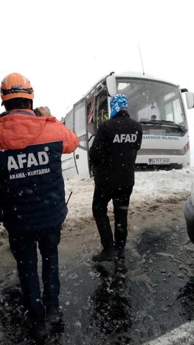 Cenaze taşıyan minib&uuml;s devrildi: 22 yaralı
