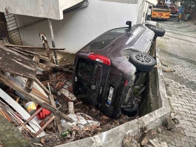 &Ccedil;engelk&ouml;y&rsquo;de vitesi boşta kalan ara&ccedil; bah&ccedil;eye u&ccedil;tu
