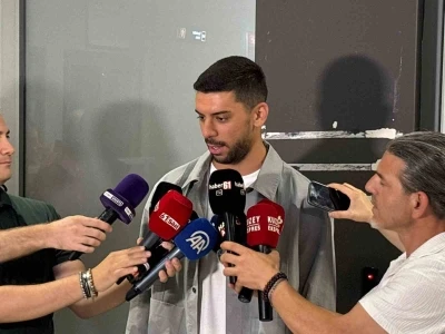 Cenk &Ouml;zka&ccedil;ar: "B&ouml;ylesine bir futbol k&uuml;lt&uuml;r&uuml;n&uuml;n par&ccedil;ası olmak gurur verici"
