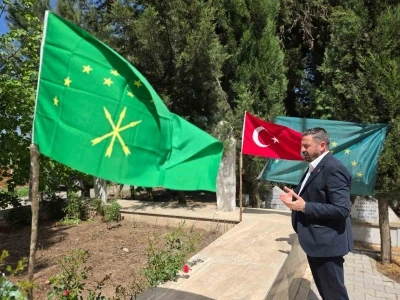 &Ccedil;erkes lider Girand&uuml;k Berzeg mezarı başında anıldı
