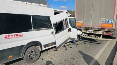&Ccedil;erkezk&ouml;y&rsquo;de iş&ccedil;i servisi tıra &ccedil;arptı: 1&rsquo;i ağır 4 yaralı
