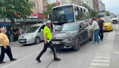 &Ccedil;erkezk&ouml;y&rsquo;de maddi hasarlı kaza sonrası gerginlik
