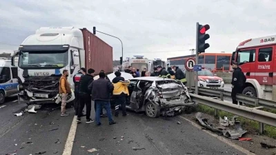 &Ccedil;erkezk&ouml;y&rsquo;de tır otomobile arkadan &ccedil;arptı: 3 yaralı
