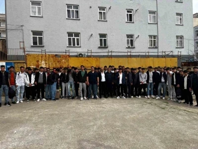 &Ccedil;ermik Belediyesi YKS&rsquo;ye girecek &ouml;ğrencileri kampa g&ouml;nderdi
