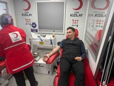 &Ccedil;ermik Kaymakamı Karataş, kan bağışında bulundu