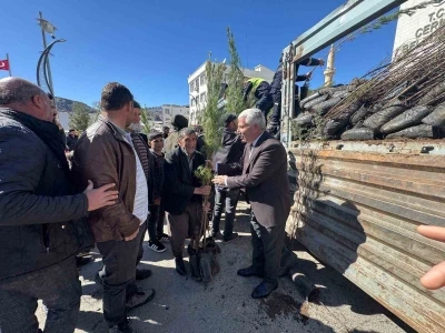 &Ccedil;ermik&rsquo;te &ccedil;ift&ccedil;ilere 10 bin adet fidan
