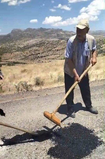 &Ccedil;ermik&rsquo;te mahalle yolu muhtar ve vatandaşlar tarafından onarıldı
