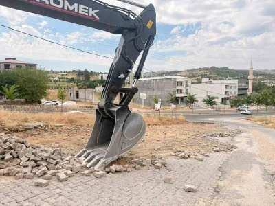&Ccedil;ermik&rsquo;te yol yapımı gecikti başkan &ouml;z&uuml;r diledi
