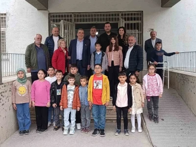 &Ccedil;ermikli iş adamından &ouml;ğrencilere kırtasiye yardımı
