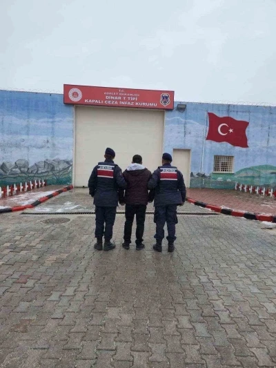 &Ccedil;eşitli su&ccedil;lardan aranan 24 kişiyi jandarma yakaladı
