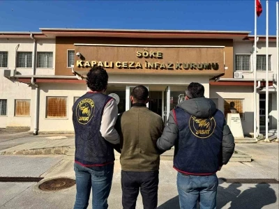&Ccedil;eşitli su&ccedil;lardan aranan 3 kişi, jandarmadan ka&ccedil;amadı
