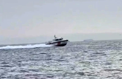 &Ccedil;eşme a&ccedil;ıklarında m&uuml;lteci hareketliliği: Sahil G&uuml;venlik m&uuml;lteci botunu takip etti
