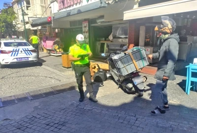 Çeşme çarşısında motosiklet sürücülerine denetim
