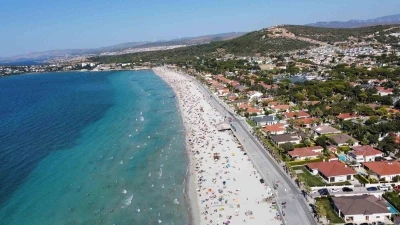 &Ccedil;eşme&rsquo;de bayram tatilinde n&uuml;fus 1 milyona dayandı, y&uuml;z binlerce ara&ccedil; akın etti
