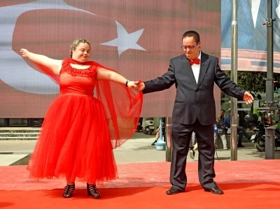 &Ccedil;eşme&rsquo;de engelleri aşan renkli buluşma
