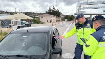 &Ccedil;eşme&rsquo;de jandarmadan anlamlı bayram jesti
