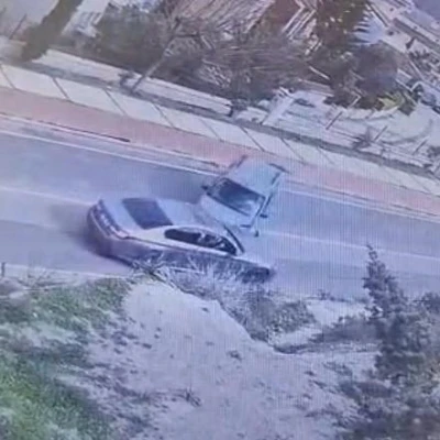 &Ccedil;eşme&rsquo;de kaza yapan s&uuml;r&uuml;c&uuml;ye yumruklu saldırı kamerada

