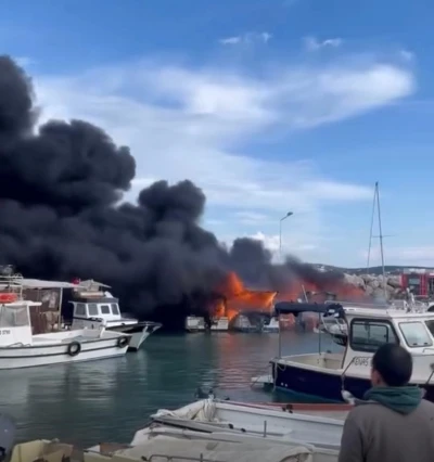 Çeşme’de korku dolu anlar: Tekneler alevlere teslim oldu

