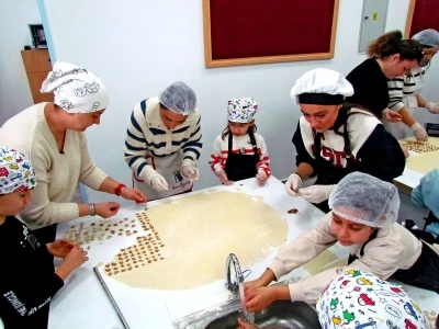 &Ccedil;eşme&rsquo;de &ouml;ğrencilerden hem &ouml;ğretici ve hem lezzetli etkinlik
