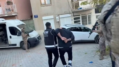 &Ccedil;eşme&rsquo;de &ouml;zel harekat destekli operasyon: 6 ayrı su&ccedil;tan aranan firari yakalandı
