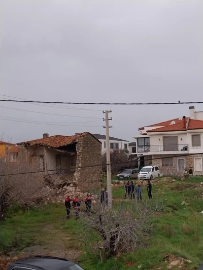&Ccedil;eşme&rsquo;de sağanak yağış ve fırtına g&uuml;nl&uuml;k yaşamı zorlaştırdı
