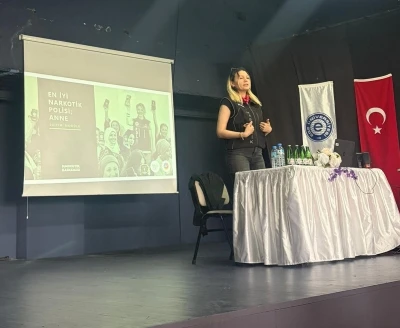 &Ccedil;eşme&rsquo;de &uuml;niversite &ouml;ğrencileri ve personeline KADES ile narkotik eğitimi verildi
