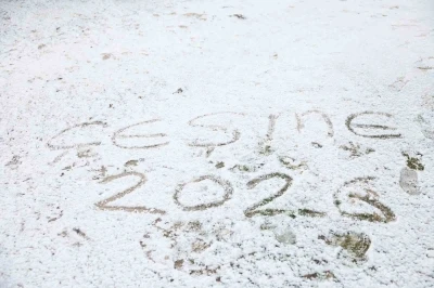 &Ccedil;eşme&rsquo;de yılın ilk g&uuml;n&uuml;nde kar s&uuml;rprizi
