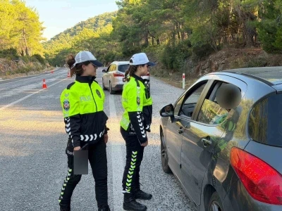 Çeşme-İzmir eski yolunun trafik güvenliği kadın polis memurlarına emanet
