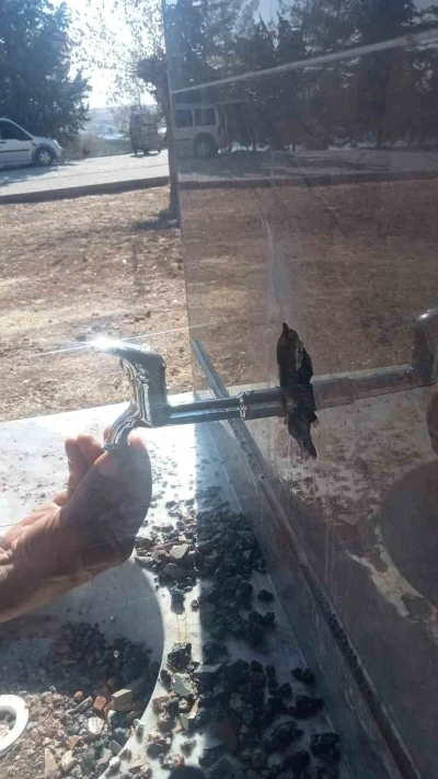 Çeşmenin muslukları çalındı
