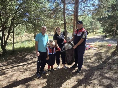 Çevre kirliliğine duyarsız kalmadılar, jandarma ile çevre temizliği yaptılar
