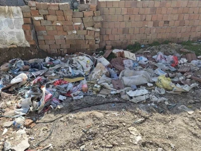 &Ccedil;evre kirliliğine neden olan moloz yığınları &ccedil;irkin g&ouml;r&uuml;nt&uuml; oluşturuyor
