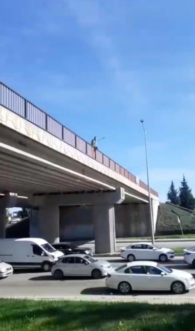 &Ccedil;evre yolunda intihar girişimi trafiği durma noktasına getirdi
