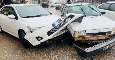 Ceylanpınar’da 2 otomobil çarpıştı
