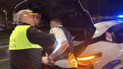 Ceza yiyen alkoll&uuml; s&uuml;r&uuml;c&uuml; ekiplere &ouml;nce &lsquo;teşekk&uuml;r&rsquo; etti, sonra zorluk &ccedil;ıkardı
