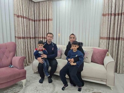 Cezaevi personelinden &ouml;rnek davranış: Kaza yapan anne ve &ccedil;ocukları evinde misafir etti