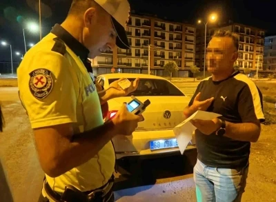 Cezaevinden izinli çıkıp alkollü halde çocuklarıyla trafiğe çıktı, yakalanınca polise beddua yağdırdı
