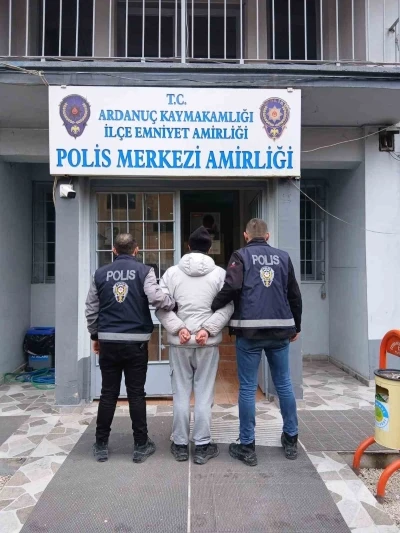 Cezaevinden ka&ccedil;tı, il&ccedil;e merkezine doğru koşarken kayalık alanda yakalandı
