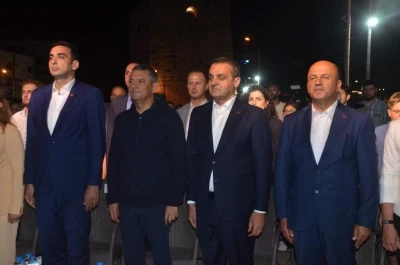 CHP Genel Başkanı Özel: &quot;Turistlerin başının üstünden roketler, füzeler geçiyor&quot;
