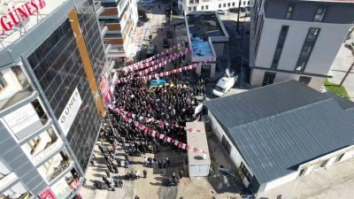 CHP Genel Başkanı &Ouml;zg&uuml;r &Ouml;zel&rsquo;in halk buluşmasına vatandaş ilgi g&ouml;stermedi