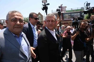 CHP Grup Başkanı &Ouml;zel, Selahattin Demirtaş&rsquo;ın selamını Diyarbakırlılara iletti
