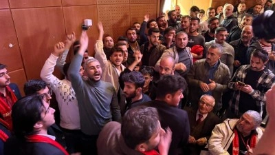 CHP İl Kongresi'nde yumruklar havada uçuştu