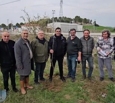 CHP&rsquo;li başkandan galoşlu fidan dikimi
