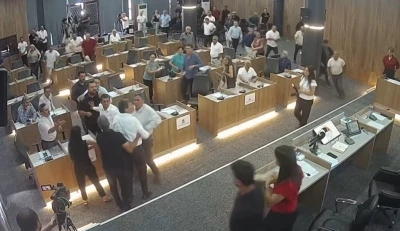 CHP&rsquo;li belediye başkanının AK Partili meclis &uuml;yesinin &uuml;zerine y&uuml;r&uuml;d&uuml;ğ&uuml; anlar kamerada
