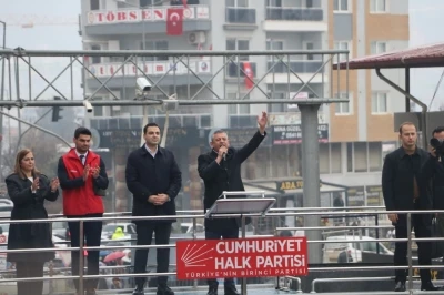 CHP lideri &Ouml;zg&uuml;r &Ouml;zel: "20 bin TL&rsquo;yi bir asgari &uuml;crete, 28 bin TL&rsquo;ye &ccedil;ıkarmak muhalefetin ellerinde"
