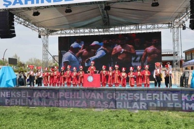 CHP&rsquo;lilerin sırt d&ouml;nd&uuml;ğ&uuml; &ccedil;ocuklar er meydanına &ccedil;ıktı