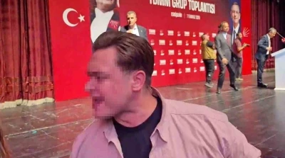 CHP&rsquo;nin grup toplantısında basın mensuplarına fiziksel m&uuml;dahale
