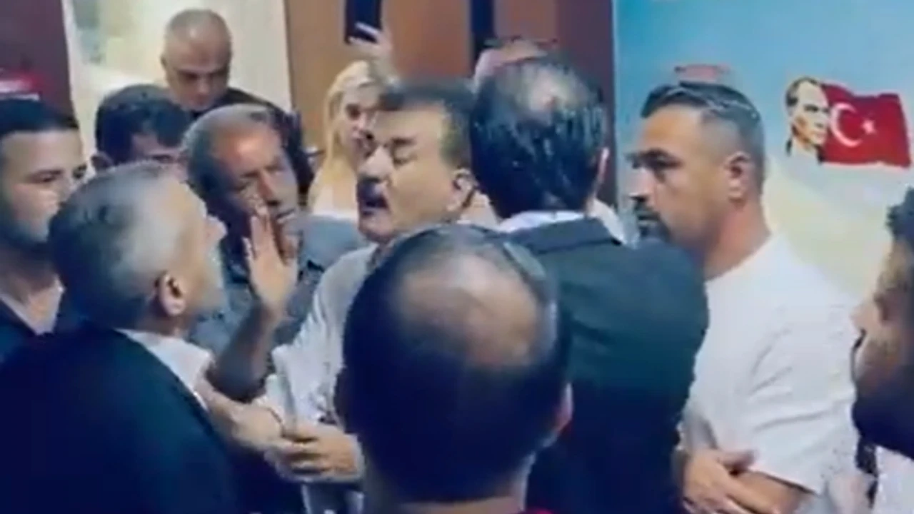 CHP Şahinbey İl&ccedil;e Başkanlığı'nda Devir Teslim Gerginliği Sona Erdi