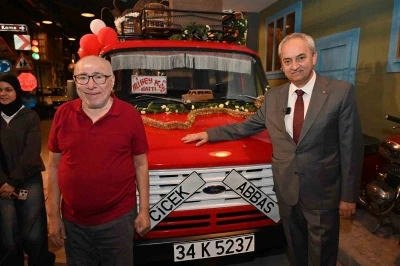 Çiçek Abbas, yıllar sonra minibüsüyle buluştu
